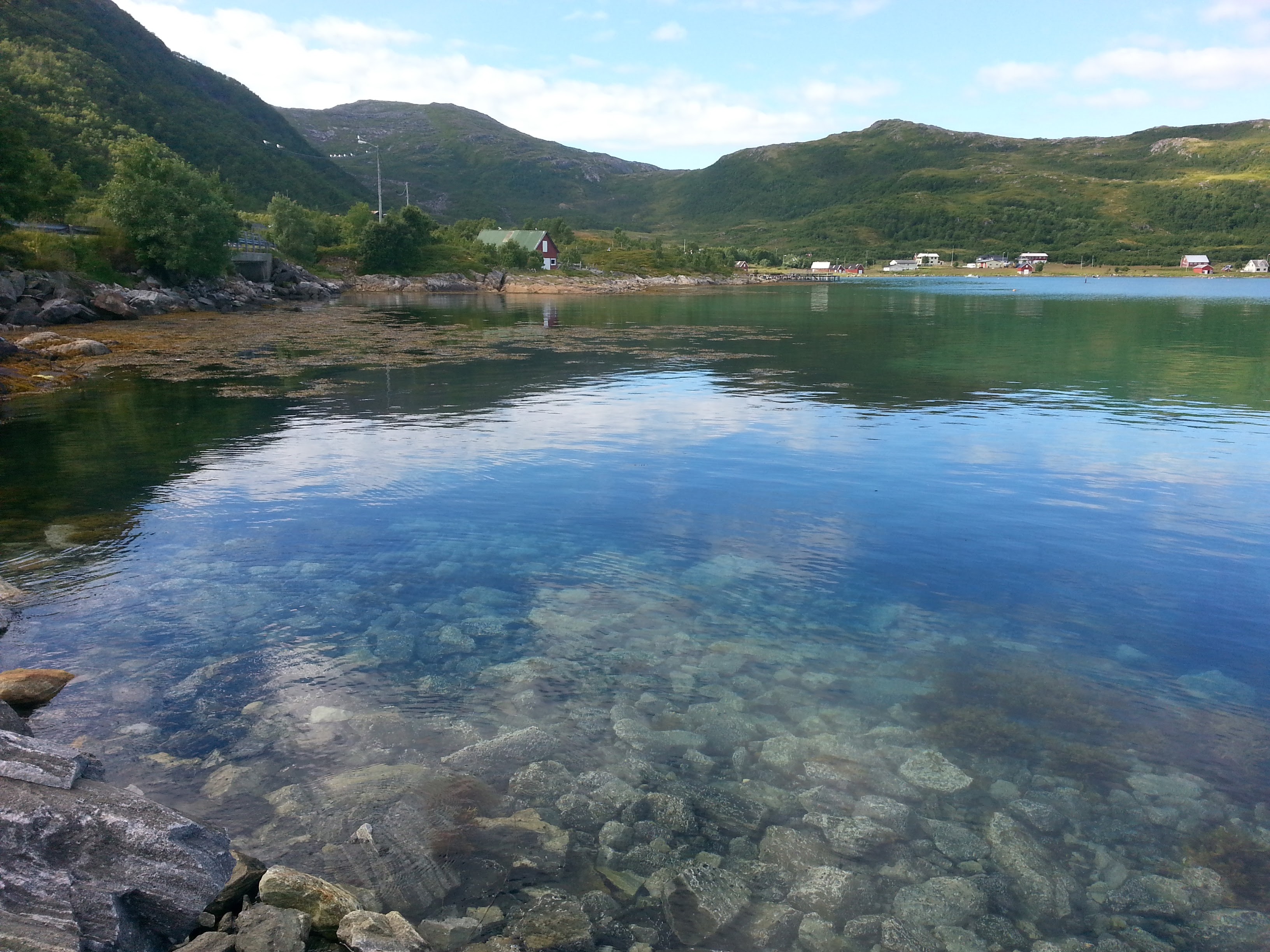 Helder water bij Belvik