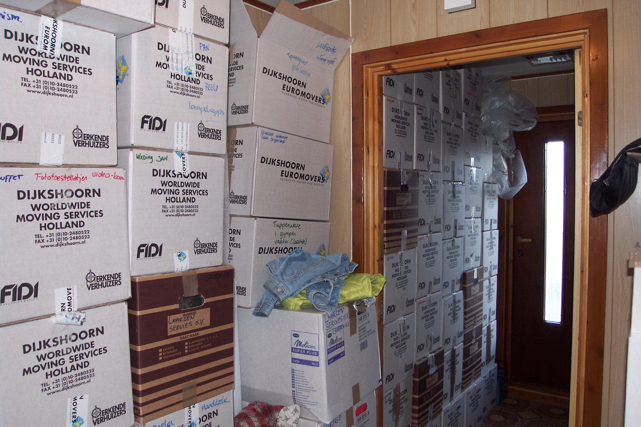 Verhuisdozen in ons huis op Vengsøy